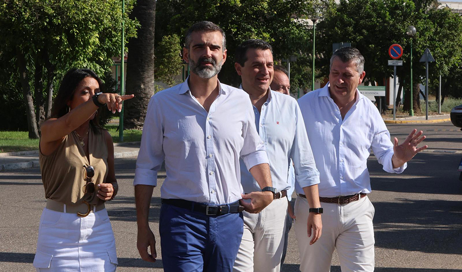 
			      El consejero de Agricultura, Pesca, Agua y Desarrollo Rural, durante su visita a Córdoba.			    
			  